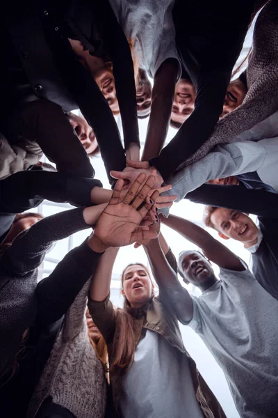 A lényeget. csoport boldog fiatalok, hogy egy halom kéz — Stock Fotó