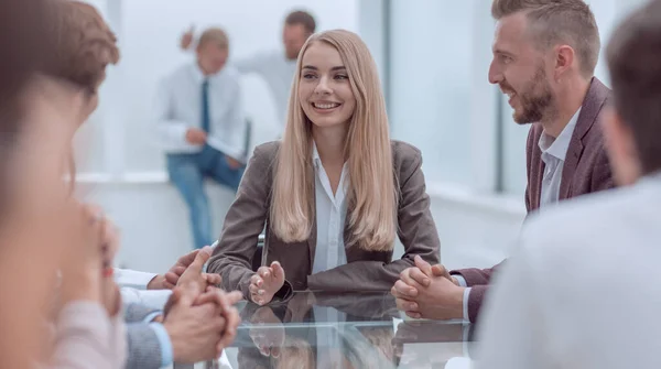 Jovem gerente realiza uma reunião de negócios com um grupo de funcionários. — Fotografia de Stock