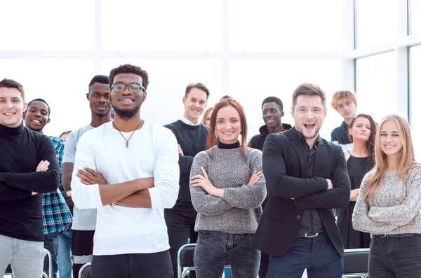Skupina sebevědomých mladých lidí stojící v konferenční místnosti — Stock fotografie