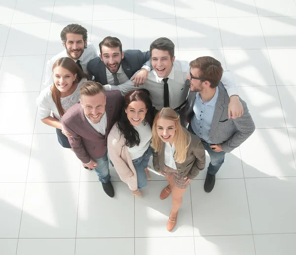 Vista superior. un grupo de jóvenes empresarios sonrientes que te señalan. — Foto de Stock