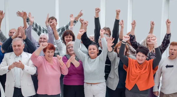 Μεγάλη ομάδα ευτυχισμένων ανθρώπων χειροκροτούν τη νίκη της ομάδας τους — Φωτογραφία Αρχείου