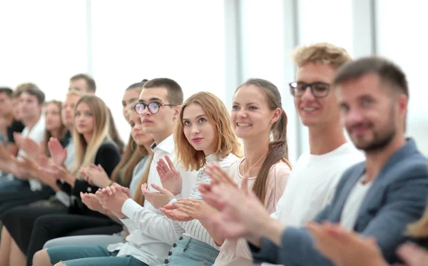 Junge Seminarteilnehmer applaudieren während des Treffens — Stockfoto