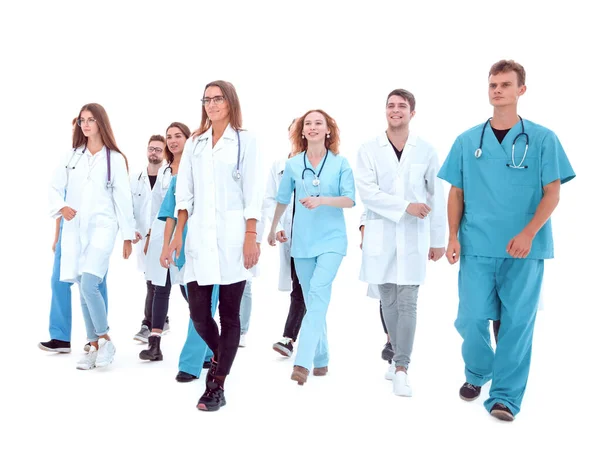 Groupe de jeunes professionnels de la santé debout ensemble — Photo