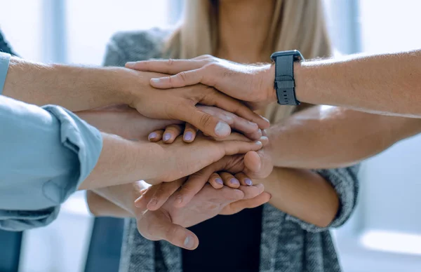 Gente de negocios uniéndose. Concepto de trabajo en equipo . — Foto de Stock