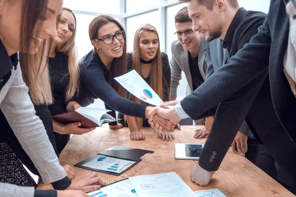 Empleados felices felicitándose mutuamente por su éxito — Foto de Stock