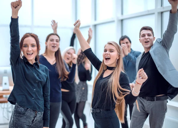 Grupp glada anställda står med händerna upp — Stockfoto