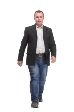 Kameranın önünde yürüyen mutlu iş adamı.