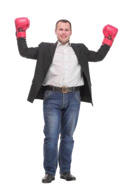 Muzaffer iş adamı boks eldivenleri ve tezahüratlarla el kaldırıyor.