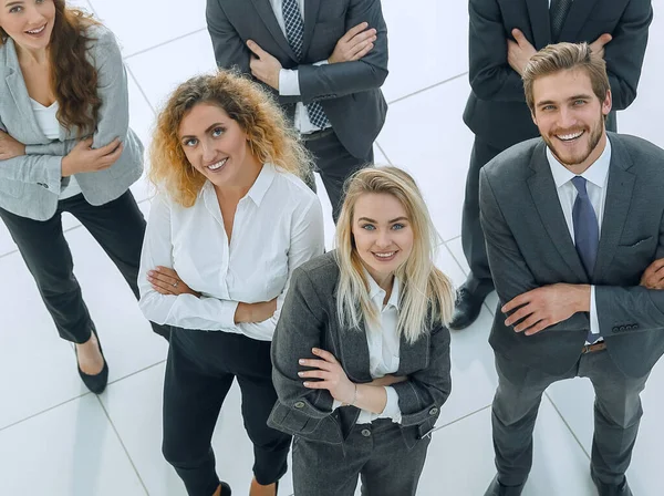 Groep succesvol bedrijfsmensen kijken naar camera. — Stockfoto