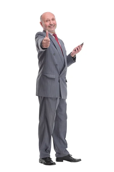Porträtt av en senior affärsman som skickar ett meddelande på sin mobiltelefon — Stockfoto