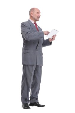 Olgun esnaf tablet bilgisayar kullanarak yan görünüm