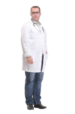 Boynunda steteskop olan gülümseyen genç erkek doktor.