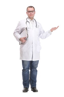 Dost canlısı genç doktor not defterine işaret ediyor.