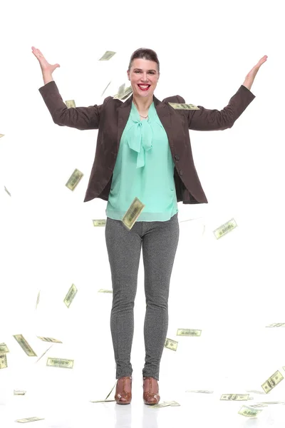 金钱落在快乐微笑的女商人身上的画面 — 图库照片