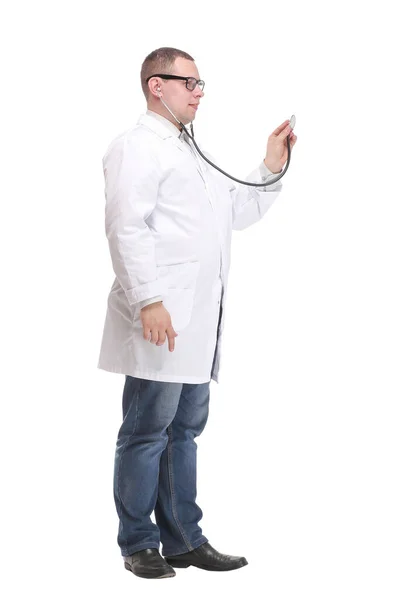 Médico ouvindo o peito dos pacientes com estetoscópio em seu escritório no hospital — Fotografia de Stock