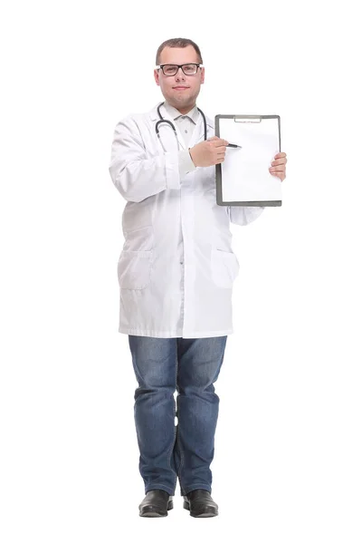 Φιλικός νεαρός γιατρός κρατώντας και δείχνοντας προς σημειωματάριο — Φωτογραφία Αρχείου