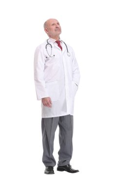 Orta yaşlı doktor ceketli ve steteskop takmış gülümseyen ve parmağıyla işaret eden.