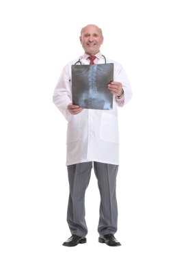 Steteskoplu kıdemli bir doktorun röntgen görüntülerini incelemesi.