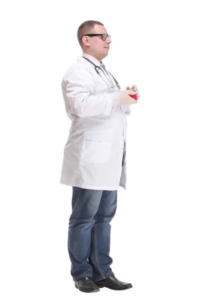 Zijaanzicht van een jonge chemicus die een bekerglas rode chemicaliën over een witte achtergrond omhoog houdt — Stockfoto