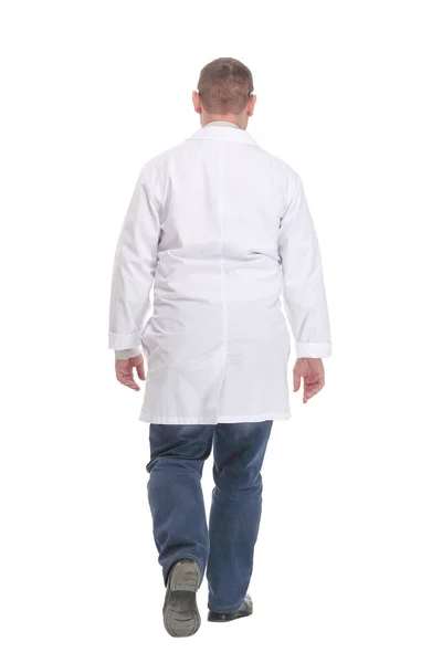 Вид ззаду ходячий лікар в халаті поспішає допомогти пацієнту ізольовано на білому тлі — стокове фото