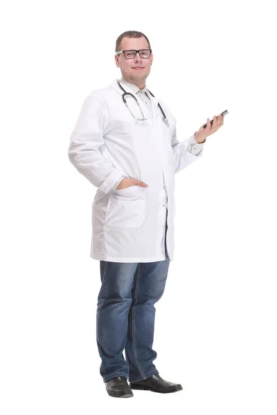 Homme médecin heureux en utilisant le téléphone intelligent isolé sur un fond blanc — Photo
