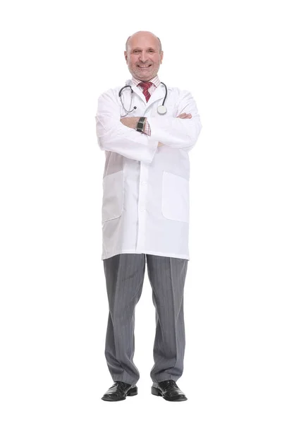 Porträt eines ernstzunehmenden, reifen Arztes im Laborkittel, der mit verschränkten Armen steht — Stockfoto