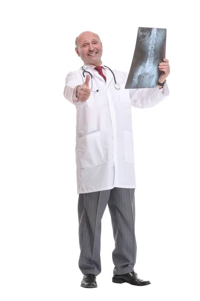 Portrait de médecin professionnel de l'hôpital tenir et regarder les rayons X — Photo