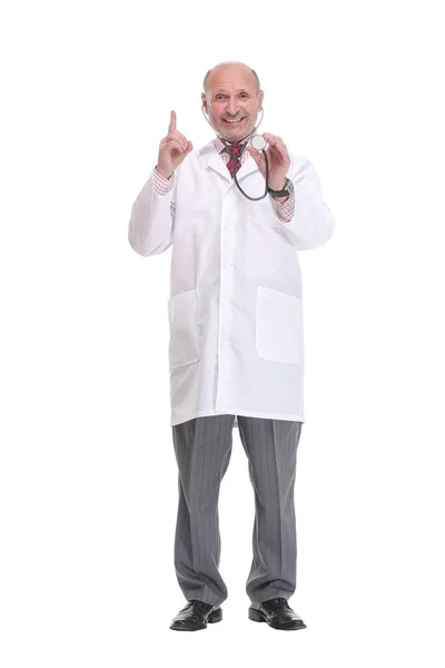 Полный портрет доктора в очках со стетоскопом в ухе слушайте внимательно — стоковое фото