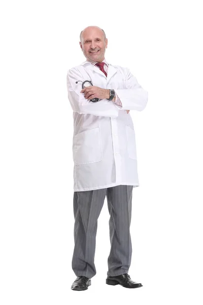 Médico experimentado sonriente con un estetoscopio sobre un fondo blanco —  Fotos de Stock