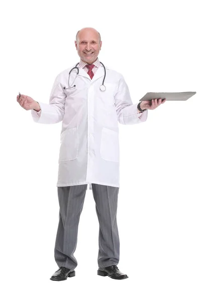 Μια ώριμη γιατρός κρατώντας ένα πρόχειρο και ποζάρουν απομονωθεί λευκό φόντο — Φωτογραφία Αρχείου