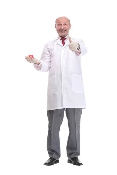 成熟的化学人，戴着烧杯，面带微笑，竖起大拇指 — 图库照片