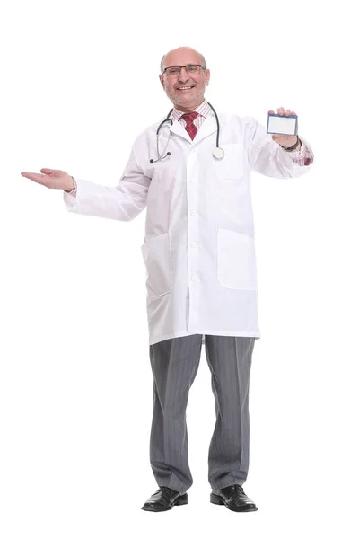 Портрет впевненого зрілого лікаря, який показує свою візитку і посміхається — стокове фото