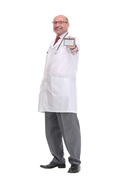 A portrait of a professional medical doctor holding a blank white business card while looking at you — Stock Photo, Image