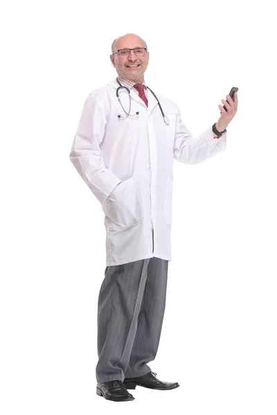 Portret szczęśliwego starszego lekarza trzymającego smartfona. — Zdjęcie stockowe
