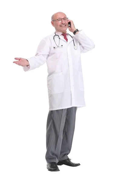 Starszy lekarz w średnim wieku rozmawia na smartfonie na odosobnionym tle — Zdjęcie stockowe