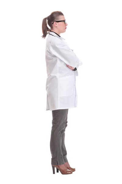Medelålders mogen läkare kvinna bär medicinsk rock över isolerad bakgrund leende tittar åt sidan med armarna korsade — Stockfoto