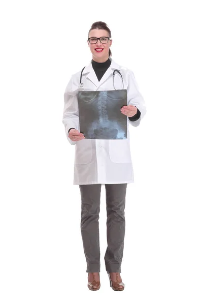 Frontansicht einer Ärztin mit Stethoskop und Brille beim Betrachten eines Röntgenbildes — Stockfoto