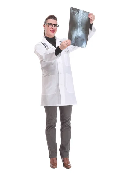 Εμπρόσθια όψη γυναίκας γιατρού με στηθοσκόπιο και γυαλιά που κοιτάζει ακτινογραφία — Φωτογραφία Αρχείου