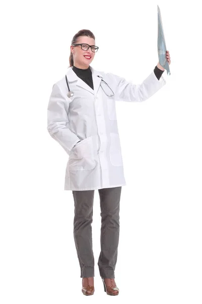 Seitenansicht einer Ärztin beim Röntgen vor weißem Hintergrund — Stockfoto