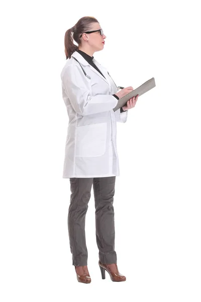 Вид збоку на жінку-лікаря, що заповнює медичну форму на кишені — стокове фото