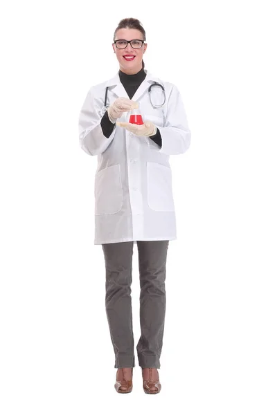 Usmívající se ženy lékař v lékařském obleku drží kádinka — Stock fotografie