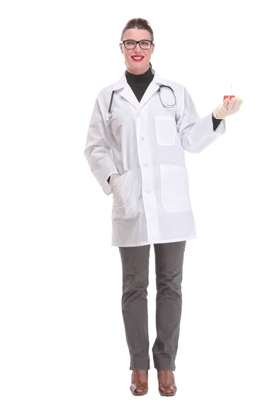 Mladá vědkyně drží kádinku s červenou tekutinou — Stock fotografie