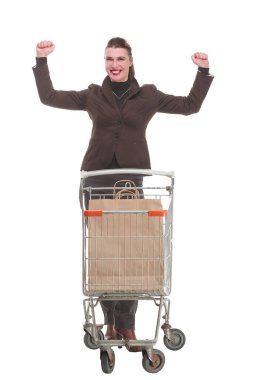 Alışveriş arabasını iten bir kadının tam boy portresi.