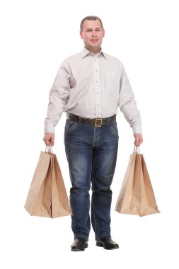Alışveriş torbaları tutan yakışıklı genç adam.