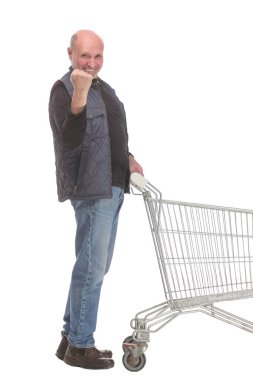 Alışveriş arabalı ve başparmağı havada bir beyefendinin boy ölçüsünde.