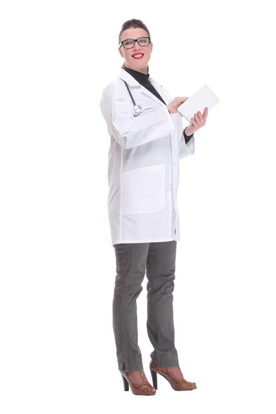 Seitenansicht eines Arztes mit Brille am Tablet-Computer — Stockfoto