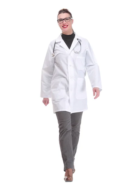Kobieta lekarz idący w kierunku aparatu uśmiechnięty odizolowany — Zdjęcie stockowe