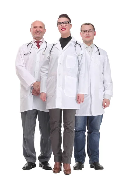 Equipe de médicos de pé braços cruzados e sorrindo para a câmera — Fotografia de Stock