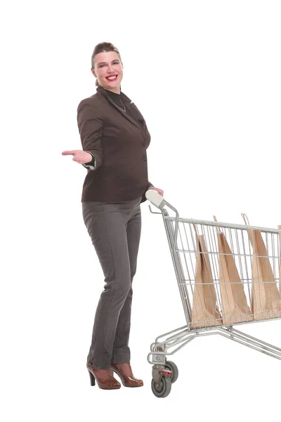 ショッピングカートを持つ若い女性のサイドビュー — ストック写真