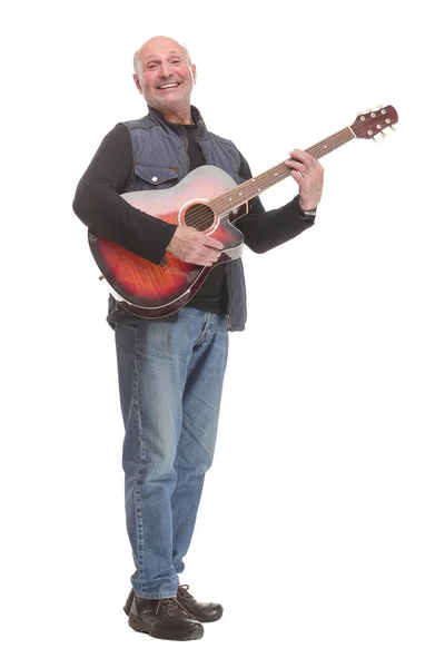 Retrato de homem maduro tocando guitarra em fundo branco — Fotografia de Stock